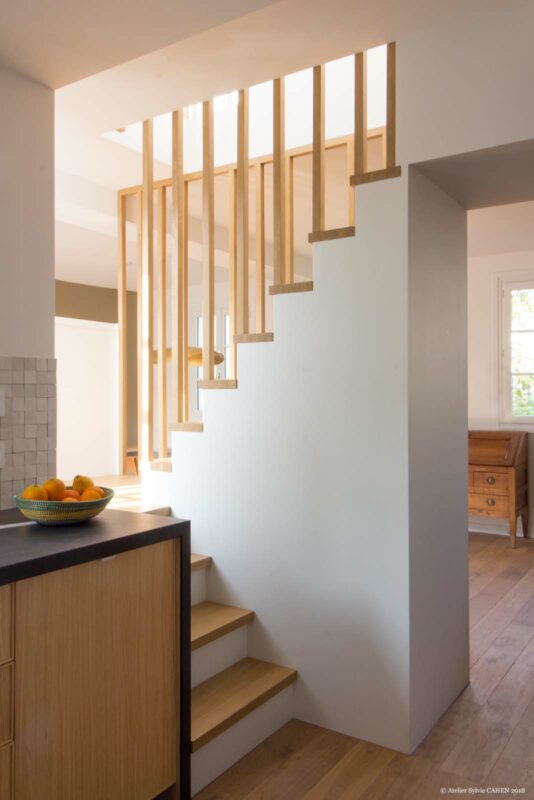 Appartement lumineux et boisé – Escalier central semi-ouvert